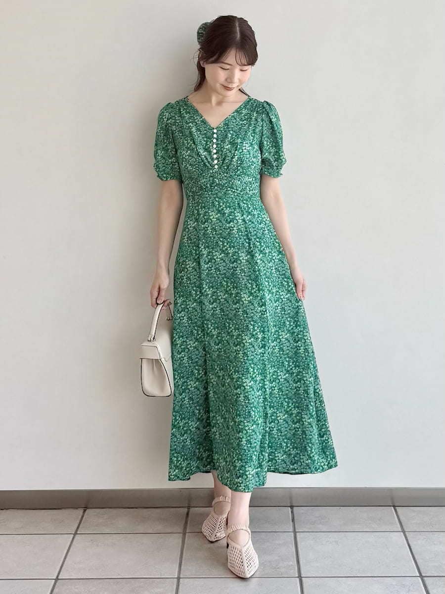 グレー系のテーラードジャケット、ベージュ系のハンドバッグ、ベージュ系のサンダルを着用したレディースの春コーディネートの4枚目の写真