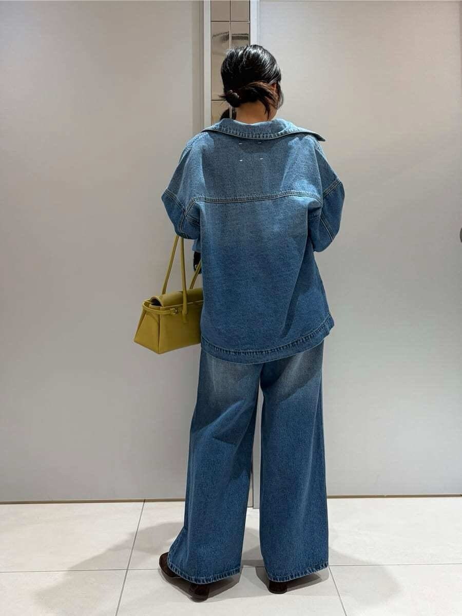 ホワイト系のTシャツ/カットソー、ブルー系のデニムジャケット、ブルー系のデニムパンツを着用したレディースの夏コーディネートの5枚目の写真