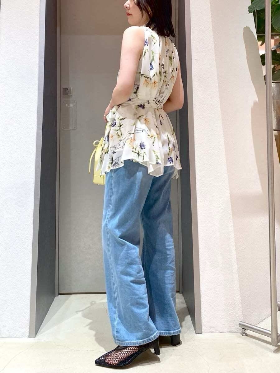 ブルー系のデニムパンツ、イエロー系のハンドバッグ、その他のシャツ/ブラウスを着用したレディースの春コーディネートの6枚目の写真