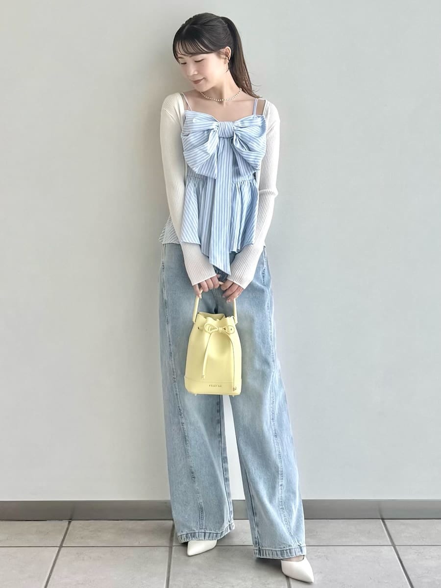 イエロー系のハンドバッグ、その他のキャミソール、ホワイト系のカーディガン/ボレロを着用したレディースの春コーディネートの6枚目の写真