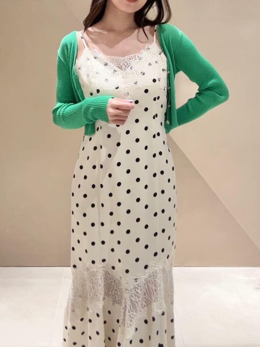 ブラック系のパンプス、ホワイト系のワンピース、グリーン系のカーディガン/ボレロを着用したレディースの春コーディネートの4枚目の写真