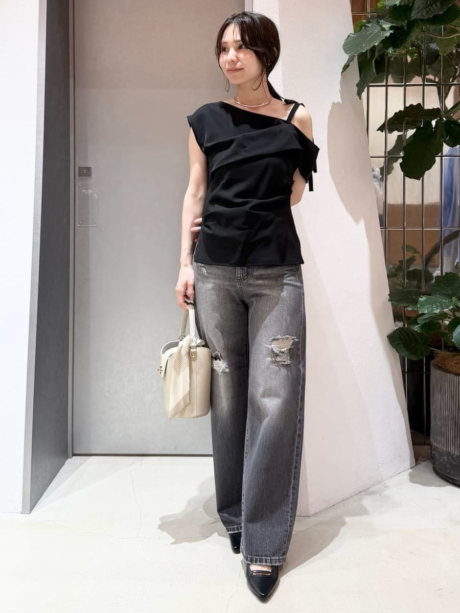 ブラック系のデニムパンツ、ブラック系のシャツ/ブラウス、シルバー系のネックレスを着用したレディースの夏コーディネートの2枚目の写真