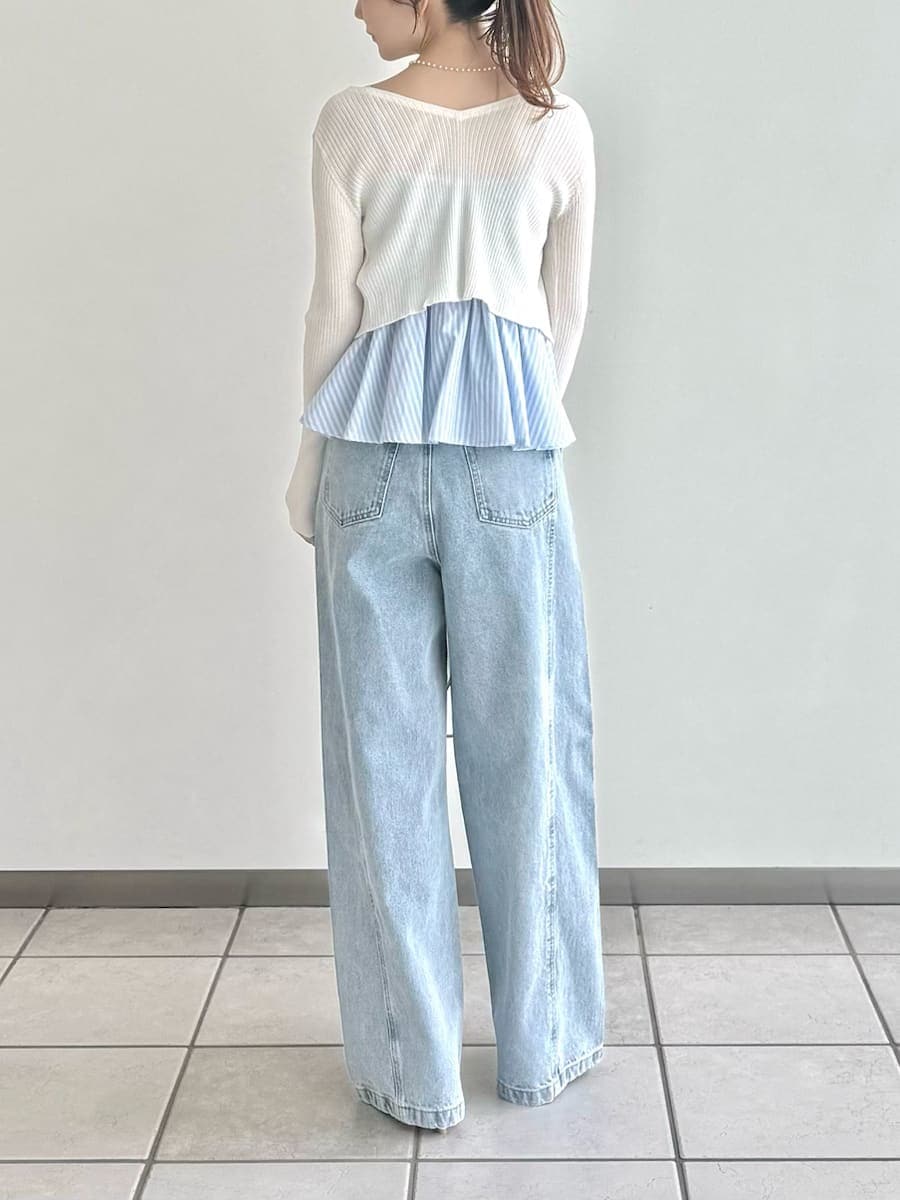 イエロー系のハンドバッグ、その他のキャミソール、ホワイト系のカーディガン/ボレロを着用したレディースの春コーディネートの5枚目の写真