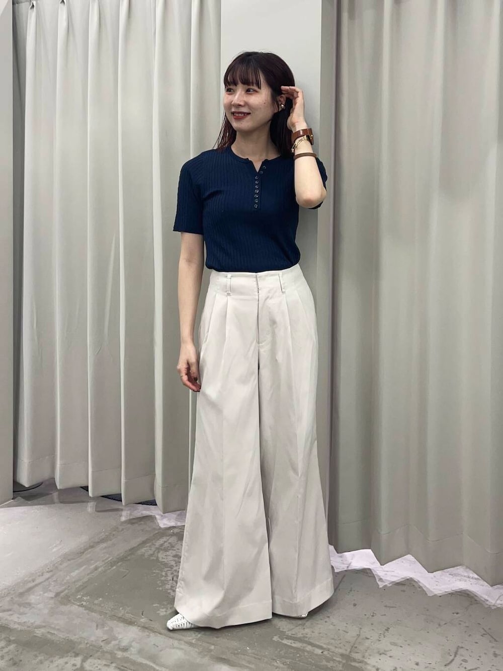 「シンプル、センスオブプレイス、シンプルコーデ、パンツ、ヘンリーネック、低身長、オトナ女子、senseofplace、夏コーデ、オフィスカジュアル、低身長コーデ、きれいめコーデ、オフィス、大人コーデ、sop」|「SENSE OF PLACE by URBAN RESEARCHのコードアミポインテッドサンダル(サンダル、ホワイト系)」を使った、りなてぃさん(レディース・154cm)の夏コーディネートの2枚目の写真