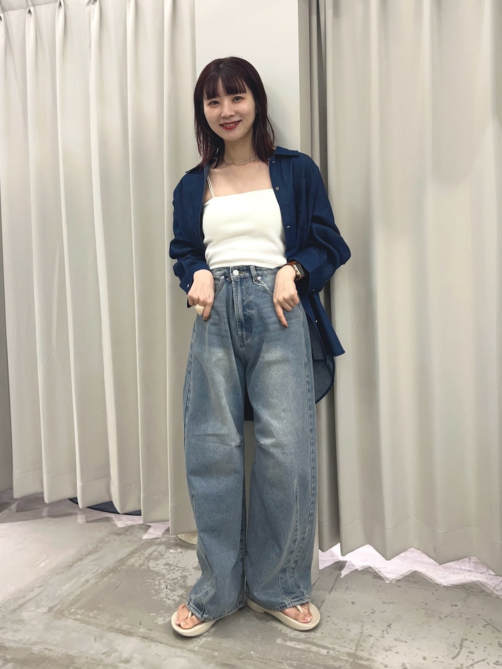 「秋服準備はじめました、着こなしのちょこっとテク、デニム、シャツスタイル、きれいめカジュアル、シンプルコーデ、今から使える秋の先取りコーデ、新作デニムコーデ、SENSEOFPLACE、骨格ウェーブ、st2508、イエベ春、骨格ウェーブ×イエベ春、カジュアルスタイル」|「SENSE OF PLACE by URBAN RESEARCHのポケットツキワイドスリーブシャツ(シャツ/ブラウス、ブルー系)」を使った、りなてぃさん(レディース・154cm)の夏コーディネートの2枚目の写真