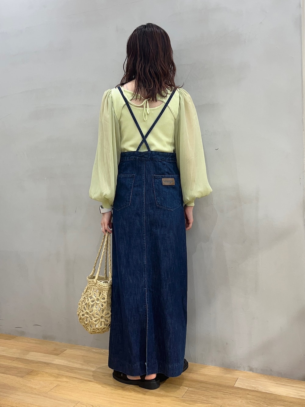「SENSEOFPLACE、骨格ウェーブ、キャミワンピ、ボリューム袖、春コーデ、休日スタイル、プチプラ、春服みてみて、ビッグシルエット、パステル映える春、サロペット、デニム」|「SENSE OF PLACE by URBAN RESEARCHの『堀田真由さん着用』シアーボリュームスリーブセーター(ニット/セーター、イエロー系)」を使った、りなてぃさん(レディース・155cm)の春コーディネートの2枚目の写真