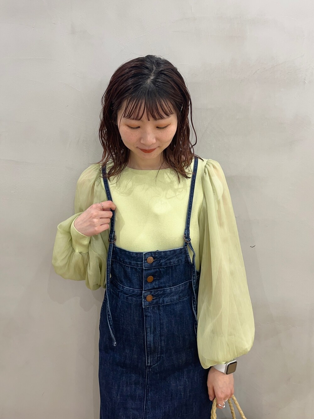 「SENSEOFPLACE、骨格ウェーブ、キャミワンピ、ボリューム袖、春コーデ、休日スタイル、プチプラ、春服みてみて、ビッグシルエット、パステル映える春、サロペット、デニム」|「SENSE OF PLACE by URBAN RESEARCHの『堀田真由さん着用』シアーボリュームスリーブセーター(ニット/セーター、イエロー系)」を使った、りなてぃさん(レディース・155cm)の春コーディネートの3枚目の写真
