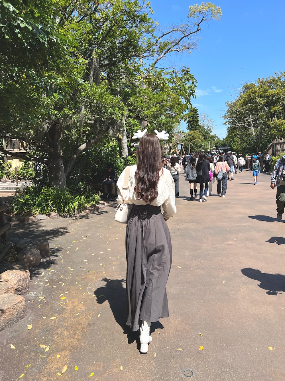 「大人可愛い、キレイめ、骨格ウェーブ、高身長コーデ、ディズニー、ディズニーシー、ディズニーコーデ、春コーデ、春色」｜「Louereの薄手ハイウエストボリュームフレアスカート（スカート、グレー系）」を使った、ぴょんちゃんさん（レディース・166cm）の春コーディネートの2枚目の写真