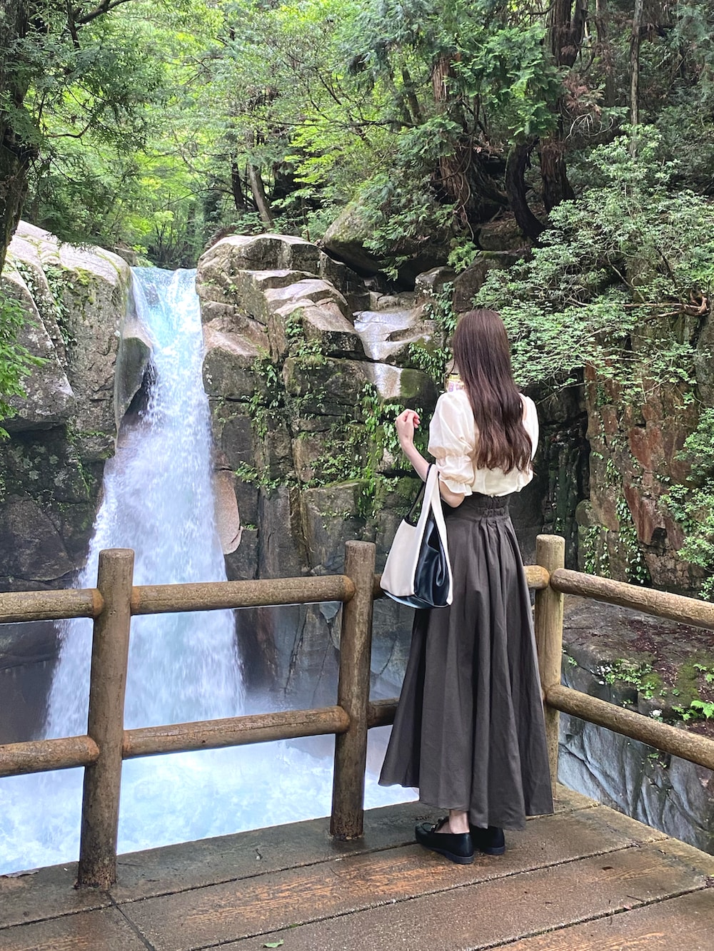 「高身長女子、イエベ春、着回しコーデ、自然、スカート、岐阜、滝、キレイめ、オトナ女子、骨格ウェーブ」｜「yuue' ( wear )のスクエアフロントブラウス（シャツ/ブラウス、ホワイト系）」を使った、ぴょんちゃんさん（レディース・166cm）の夏コーディネートの2枚目の写真