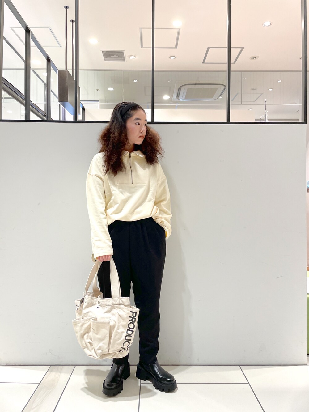 ホワイト系のスウェット、ブラック系のその他パンツを着用したレディースの冬コーディネートの2枚目の写真