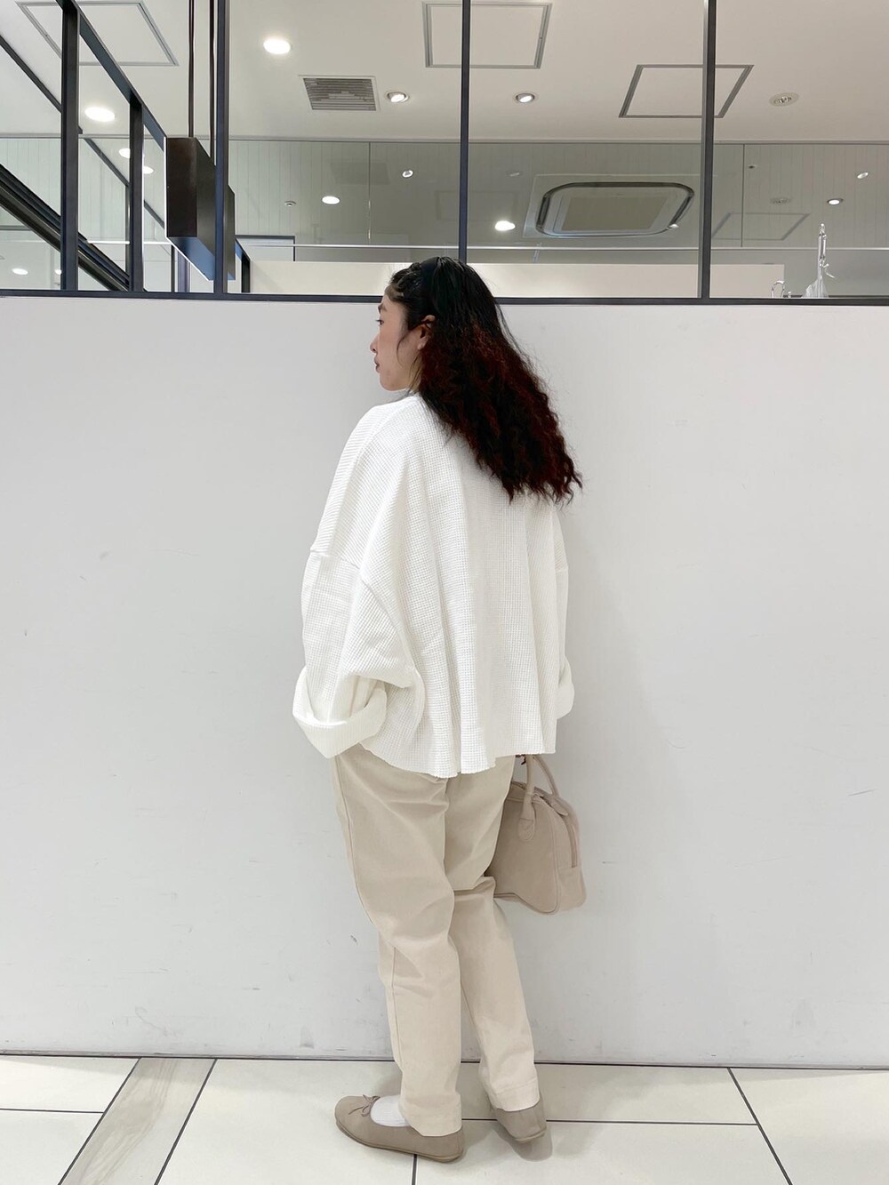 ホワイト系のTシャツ/カットソー、ベージュ系のその他パンツを着用したレディースの冬コーディネートの2枚目の写真