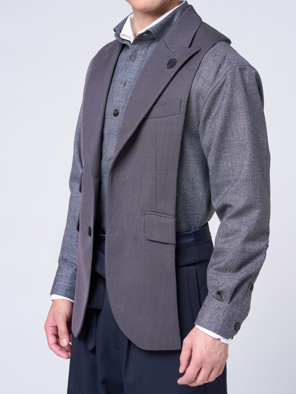 グレー系のシャツ/ブラウス、ブルー系のキャップ、グレー系のマフラーを着用したメンズの夏コーディネートの4枚目の写真