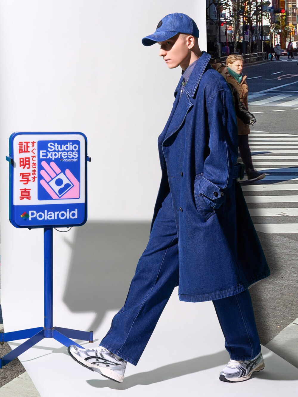 ブルー系のデニムパンツ、ブルー系のシャツ/ブラウス、ブルー系のデニムジャケットを着用したメンズの夏コーディネートの3枚目の写真