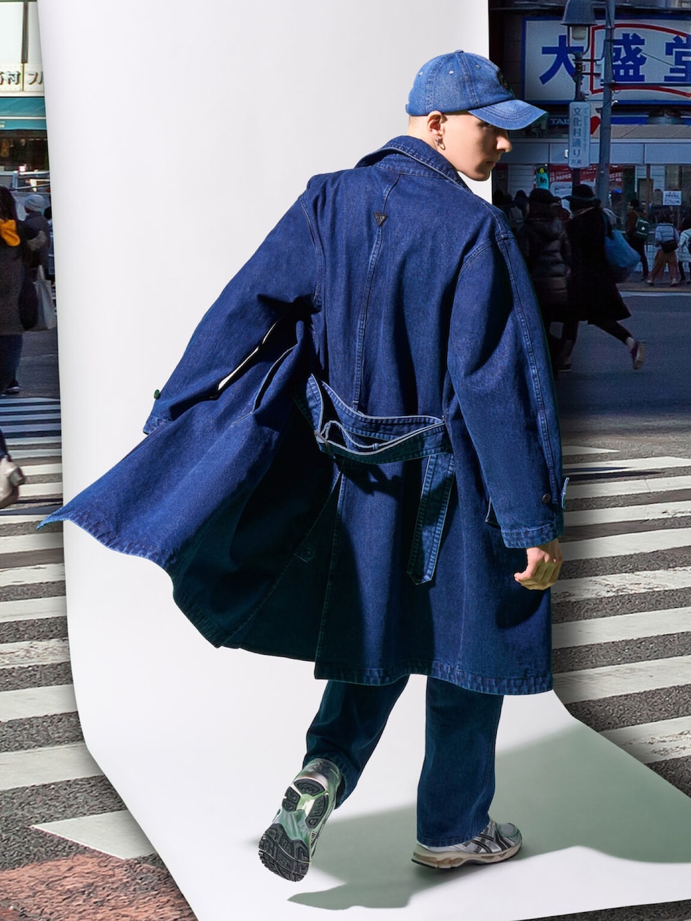 ブルー系のデニムパンツ、ブルー系のシャツ/ブラウス、ブルー系のデニムジャケットを着用したメンズの夏コーディネートの2枚目の写真