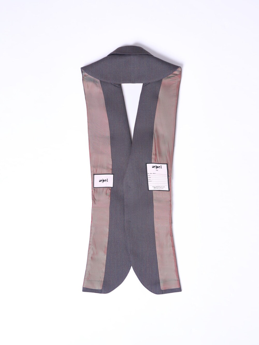 グレー系のシャツ/ブラウス、ブルー系のキャップ、グレー系のマフラーを着用したメンズの夏コーディネートの3枚目の写真