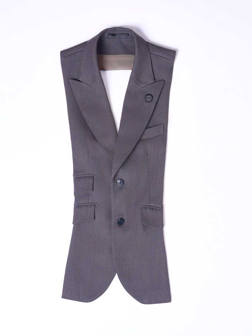 グレー系のシャツ/ブラウス、ブルー系のキャップ、グレー系のマフラーを着用したメンズの夏コーディネートの2枚目の写真