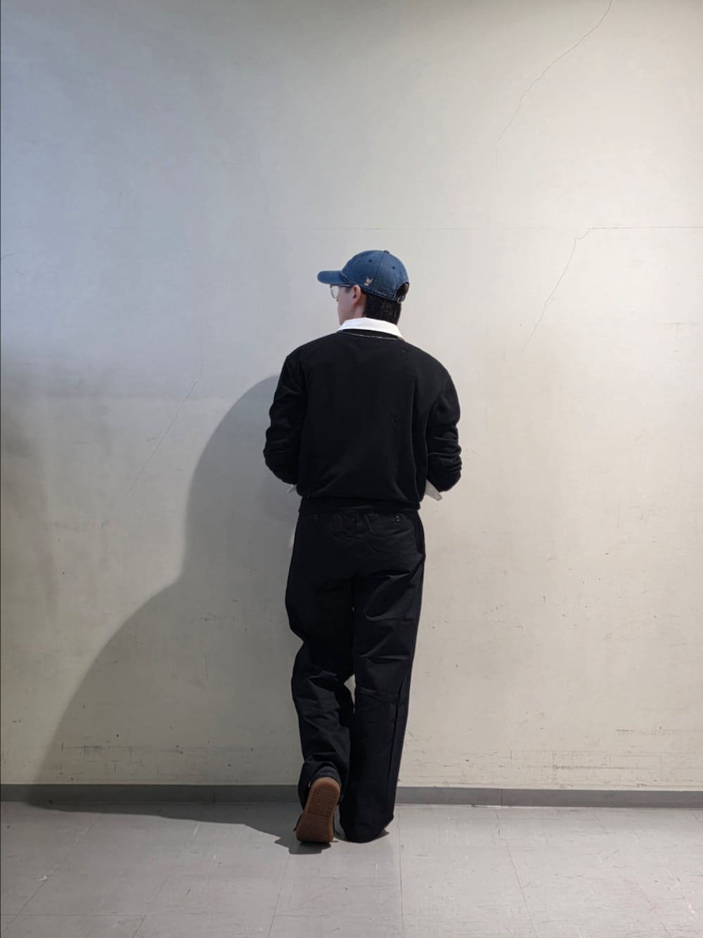 ブラック系のカーディガン/ボレロ、ブルー系のチノパンツ、ブラック系のスニーカーを着用したメンズの夏コーディネートの3枚目の写真