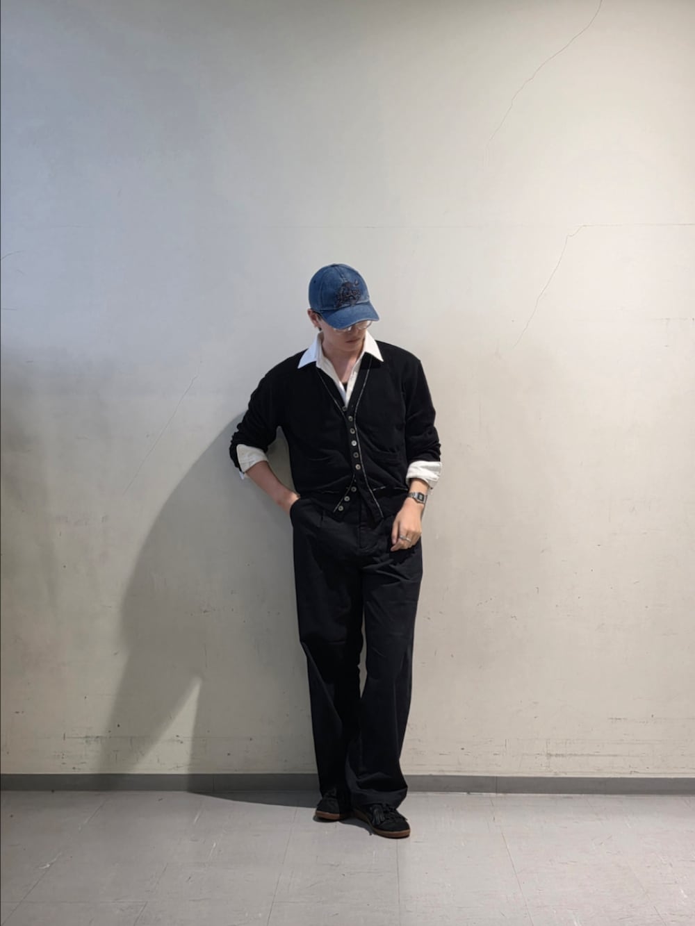 ブラック系のカーディガン/ボレロ、ブルー系のチノパンツ、ブラック系のスニーカーを着用したメンズの夏コーディネートの2枚目の写真