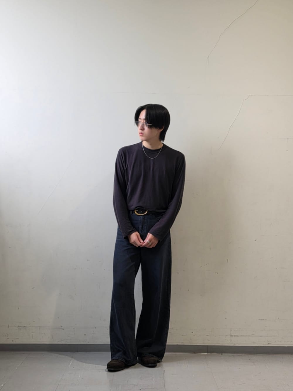 ブラック系のTシャツ/カットソー、ブラック系のデニムパンツ、ブラウン系のドレスシューズを着用したメンズの秋コーディネートの3枚目の写真