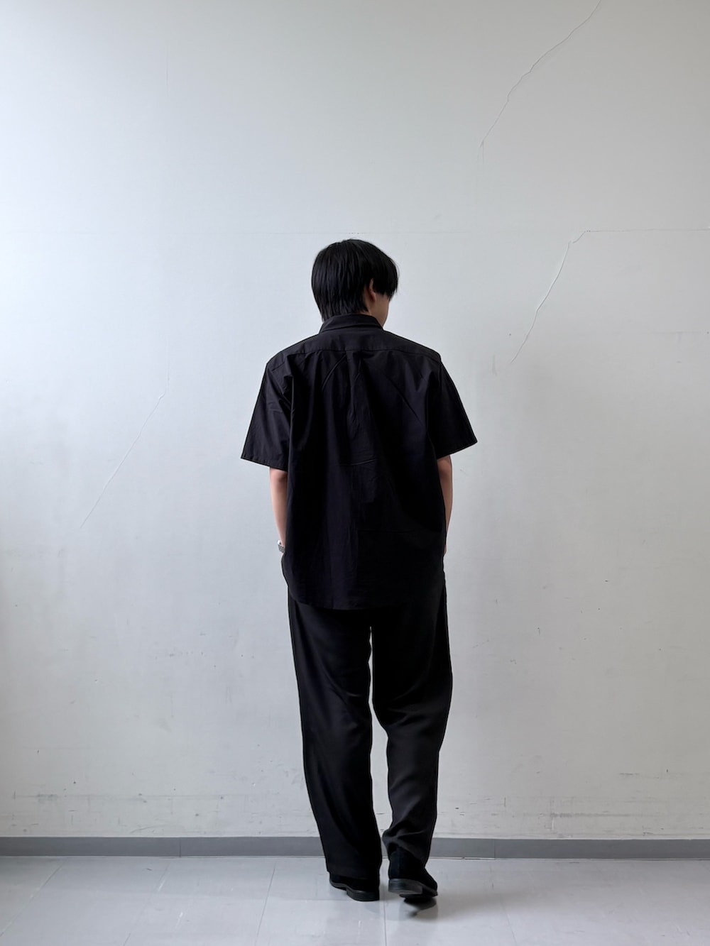 ブラック系のその他パンツ、ブラック系のシャツ/ブラウス、ブラック系のドレスシューズを着用したメンズの夏コーディネートの2枚目の写真