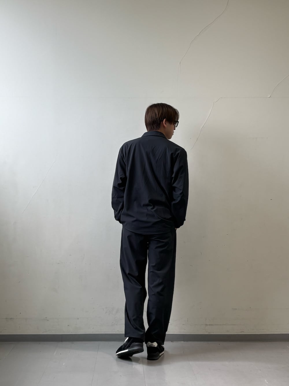 グレー系のカーディガン/ボレロ、グレー系のその他パンツ、ブラック系のスニーカーを着用したメンズの春コーディネートの2枚目の写真