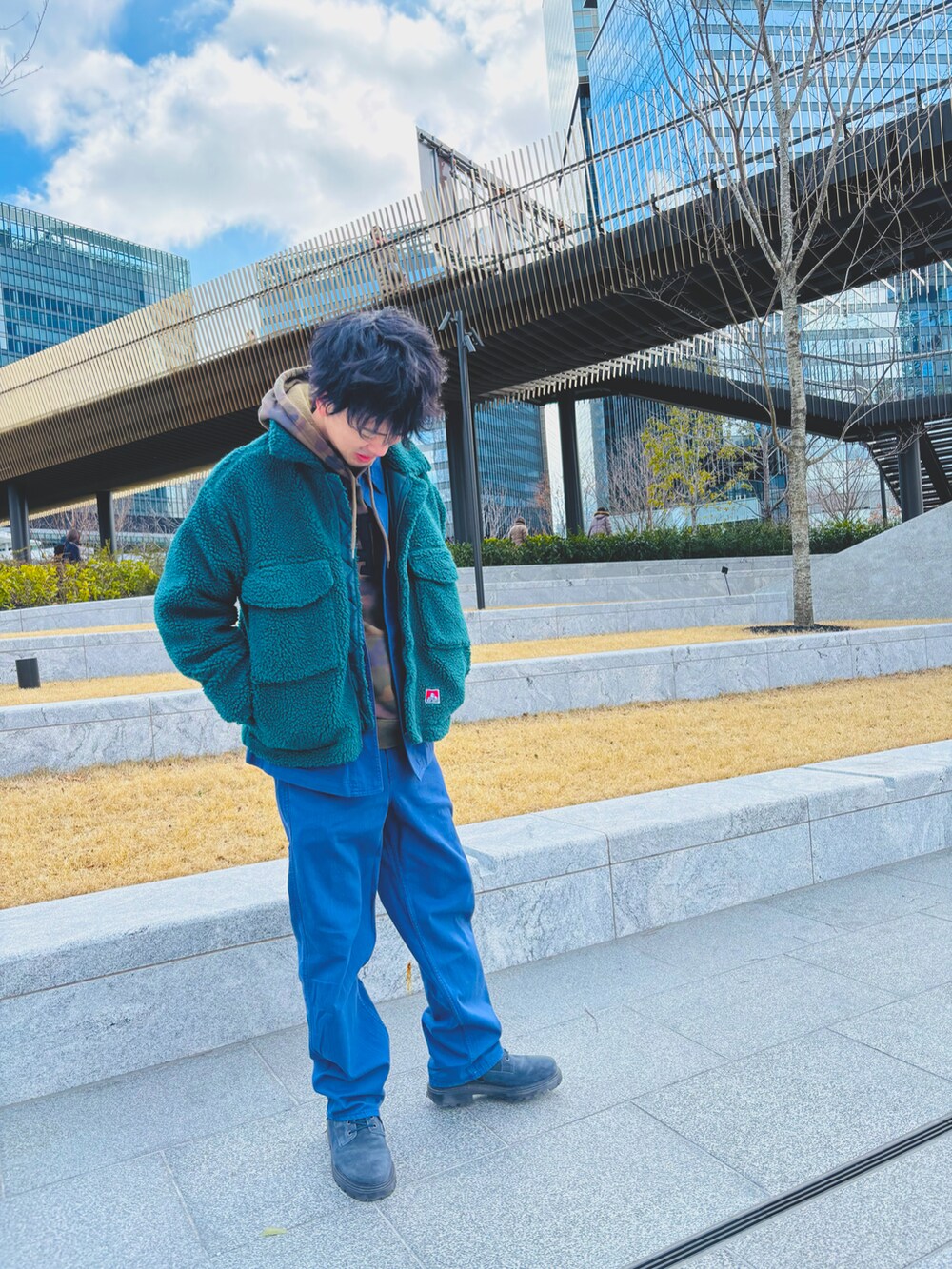 ブルー系のカーゴパンツ、グリーン系のブルゾン、その他のパーカーを着用したメンズの冬コーディネートの2枚目の写真