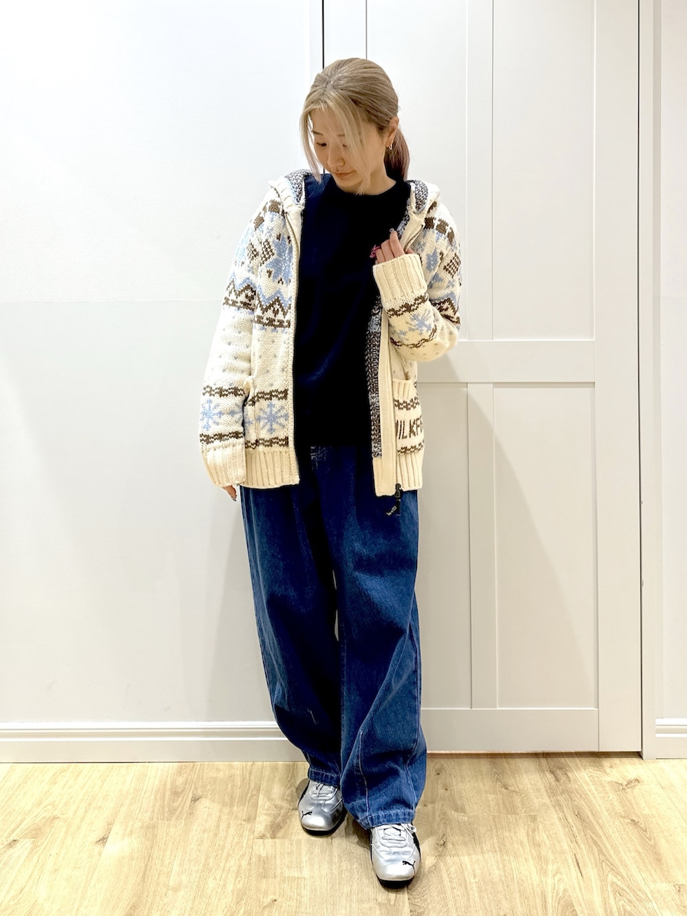 ブルー系のスウェット、ホワイト系のその他アウター、ブルー系のデニムパンツを着用したレディースの秋コーディネートの3枚目の写真