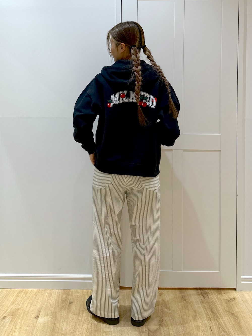 「大人カジュアル、リボン、今日のコーデ、オトナカジュアル、モノトーン、春服、春カラー、パンツスタイル、ラフコーデ、春ファッション、Tシャツコーデ、大人ファッション」｜「MILKFED.のCHERRY COLLEGE LOGO ZIP UP HOODIE（パーカー、ブラック系）」を使った、せいらさん（骨格ウェーブ・レディース・163cm）の春コーディネートの2枚目の写真
