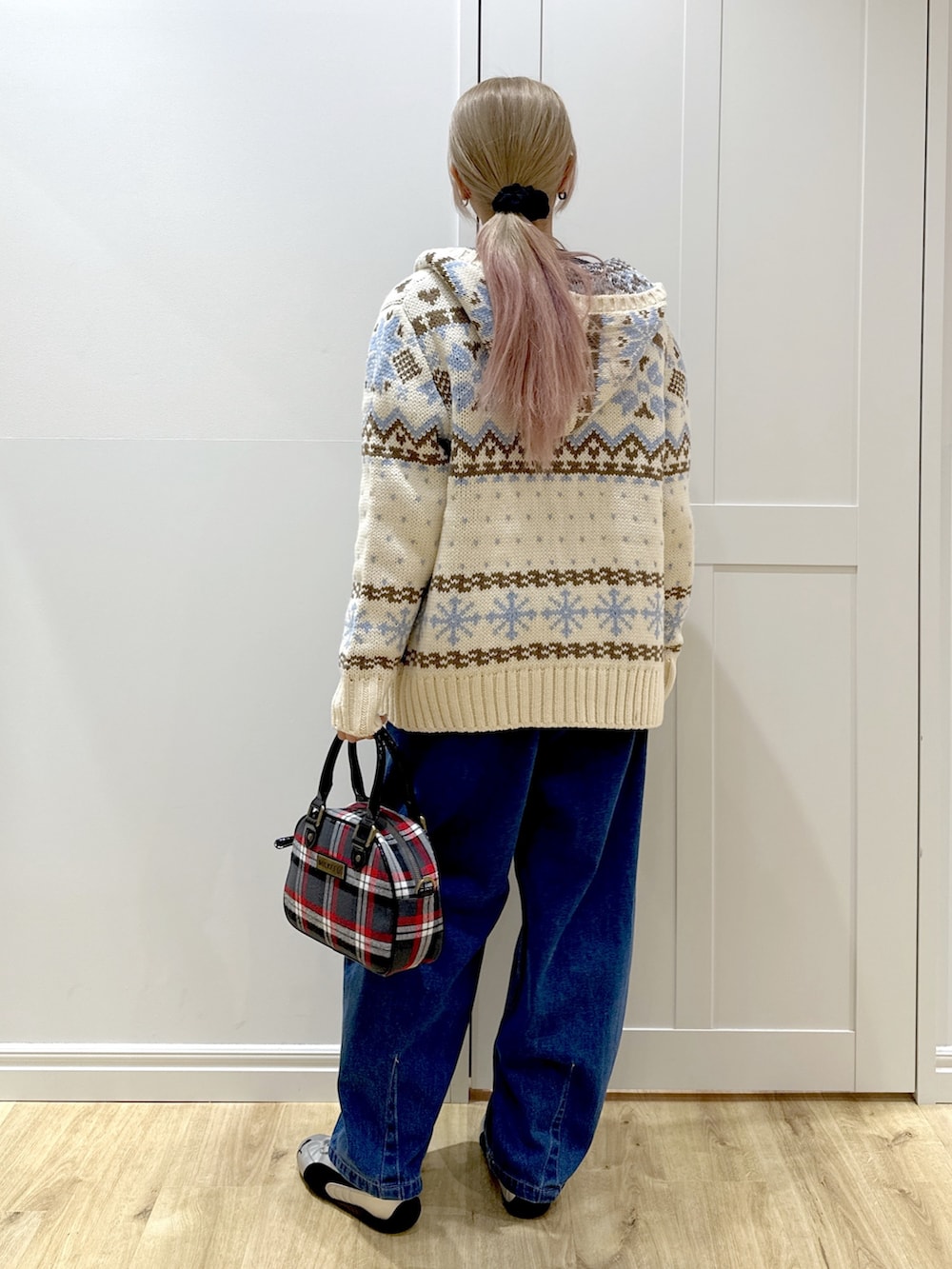 ブルー系のスウェット、ホワイト系のその他アウター、ブルー系のデニムパンツを着用したレディースの秋コーディネートの2枚目の写真