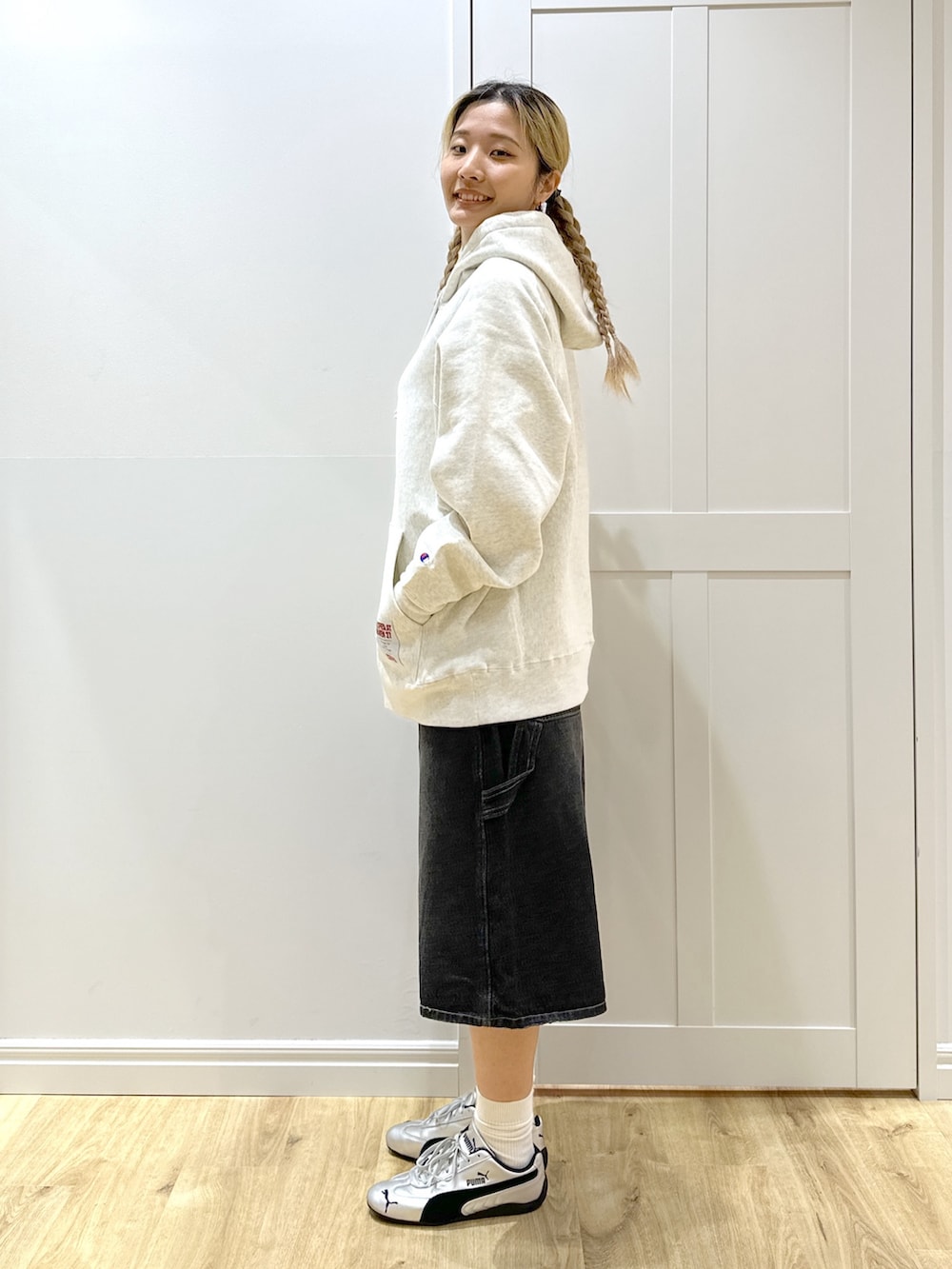 ベージュ系のパーカー、ブラック系のデニムパンツ、ブラック系のバックパック/リュックを着用したレディースの秋コーディネートの5枚目の写真