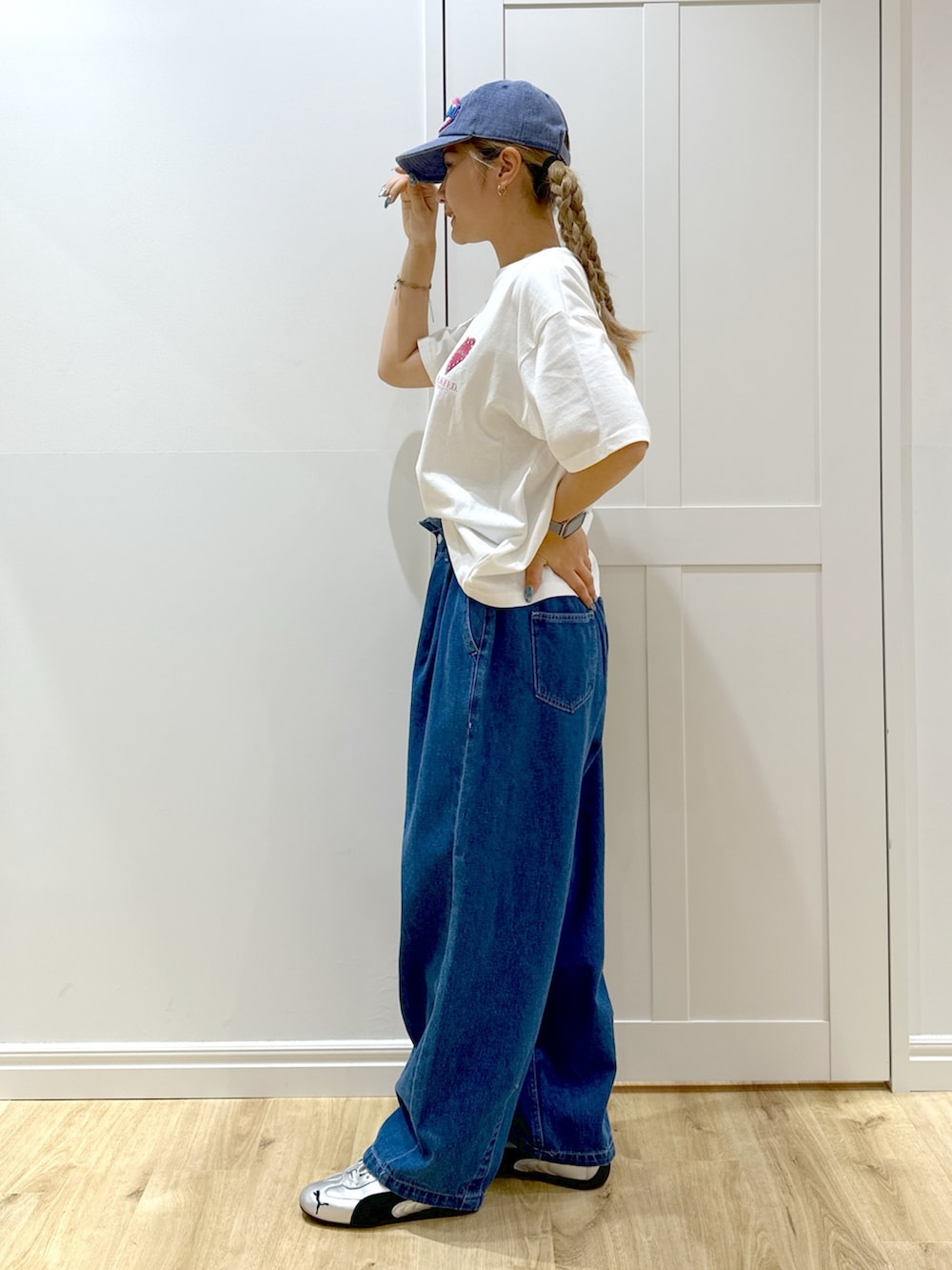「ショルダーバッグ、スポーツミックス、スニーカー、シンプルコーデ、お出かけコーデ、キャップ、ストリート、プチプラ、パンツコーデ、着回しコーデ、デニム、小物で作る初秋コーデ、今日のコーデ」｜「MILKFED.のFRAYED LOGO PATCH CAP（キャップ、ブラック系）」を使った、せいらさん（骨格ウェーブ・レディース・163cm）の秋コーディネートの5枚目の写真