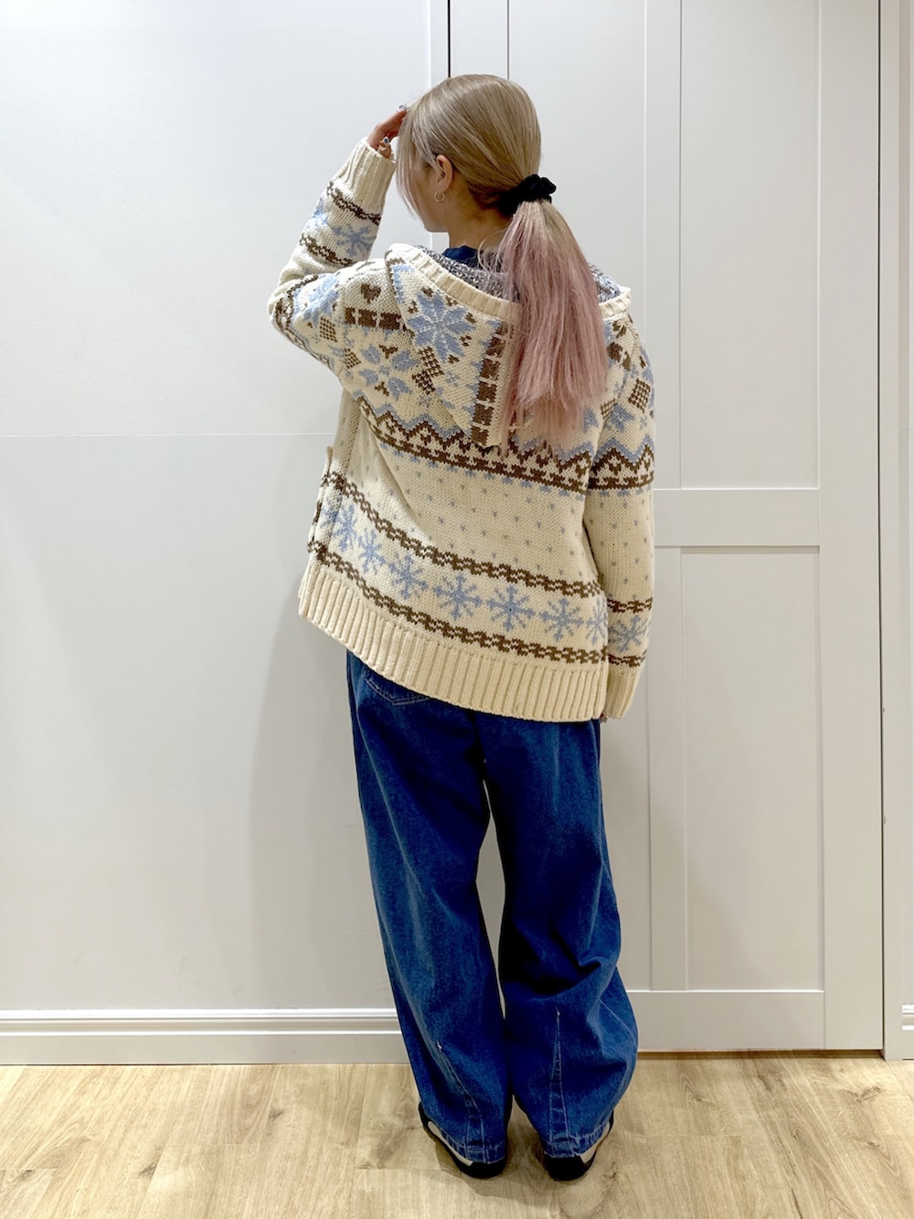 ブルー系のスウェット、ホワイト系のその他アウター、ブルー系のデニムパンツを着用したレディースの秋コーディネートの4枚目の写真