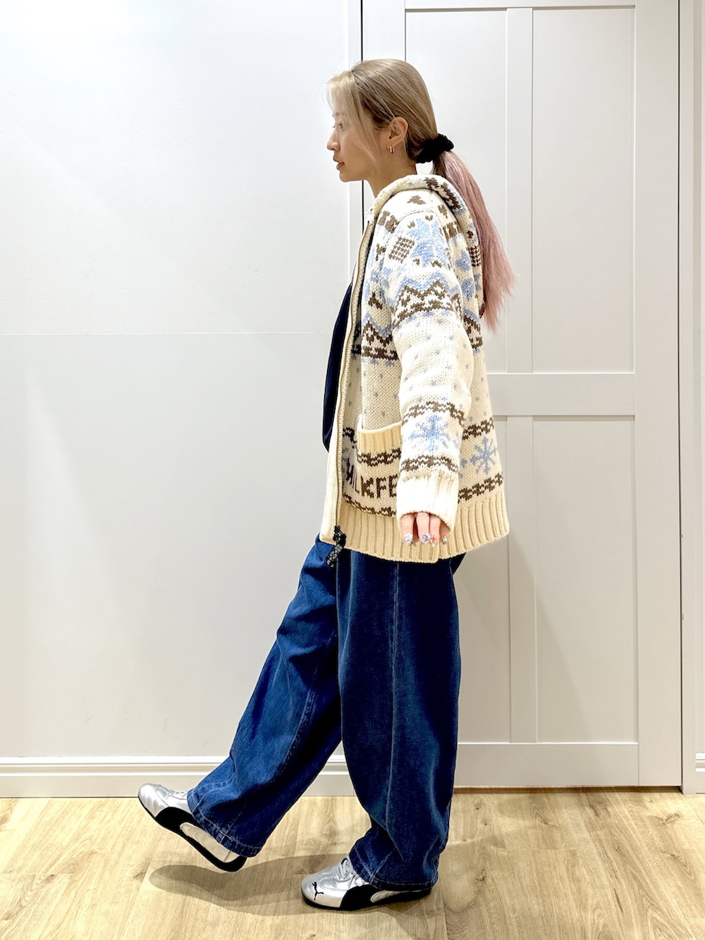 ブルー系のスウェット、ホワイト系のその他アウター、ブルー系のデニムパンツを着用したレディースの秋コーディネートの5枚目の写真