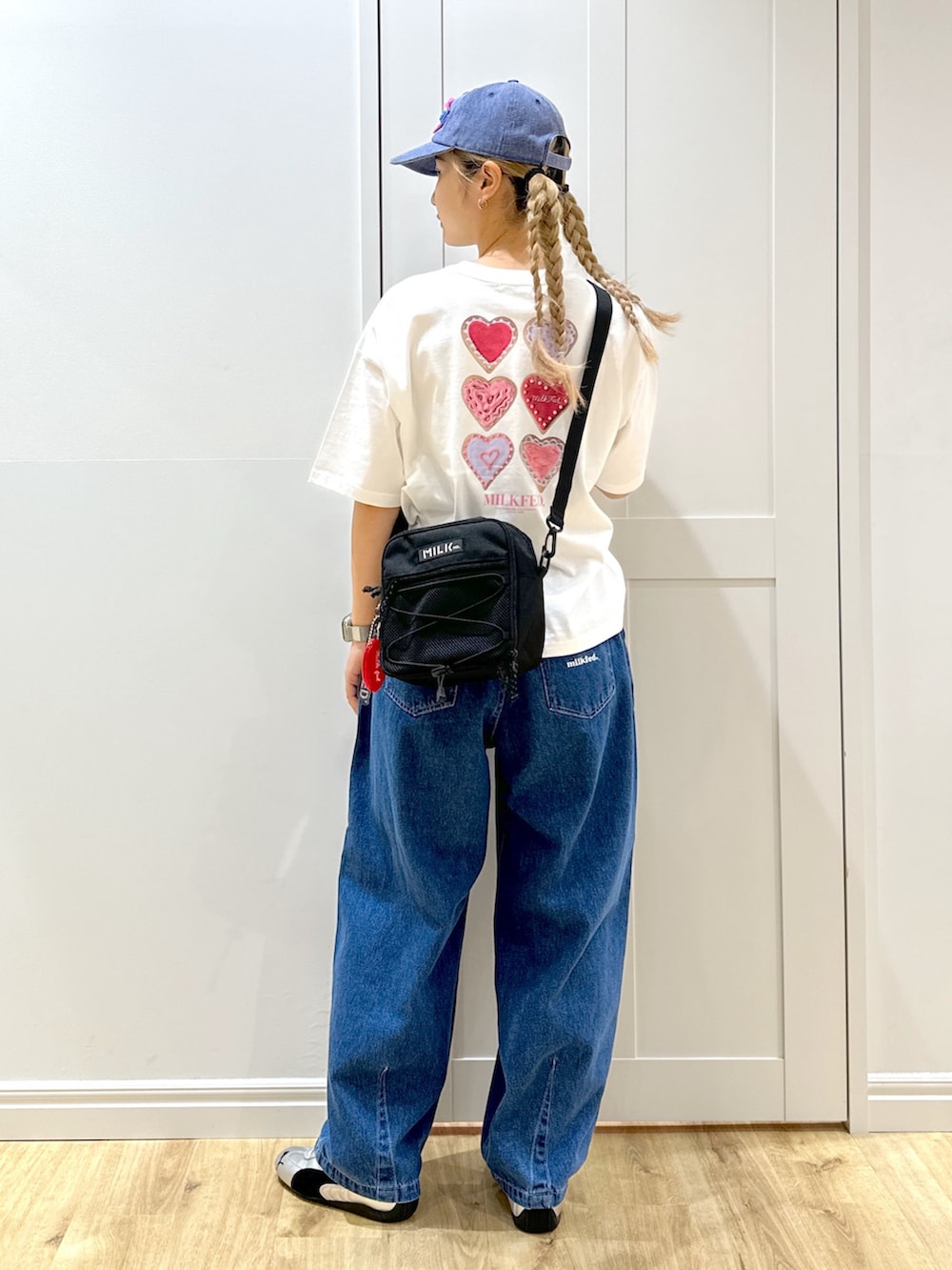 「ショルダーバッグ、スポーツミックス、スニーカー、シンプルコーデ、お出かけコーデ、キャップ、ストリート、プチプラ、パンツコーデ、着回しコーデ、デニム、小物で作る初秋コーデ、今日のコーデ」｜「MILKFED.のFRAYED LOGO PATCH CAP（キャップ、ブラック系）」を使った、せいらさん（骨格ウェーブ・レディース・163cm）の秋コーディネートの2枚目の写真