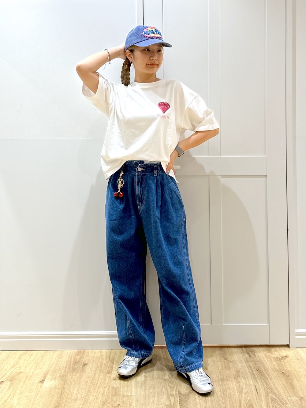 「ショルダーバッグ、スポーツミックス、スニーカー、シンプルコーデ、お出かけコーデ、キャップ、ストリート、プチプラ、パンツコーデ、着回しコーデ、デニム、小物で作る初秋コーデ、今日のコーデ」｜「MILKFED.のFRAYED LOGO PATCH CAP（キャップ、ブラック系）」を使った、せいらさん（骨格ウェーブ・レディース・163cm）の秋コーディネートの3枚目の写真
