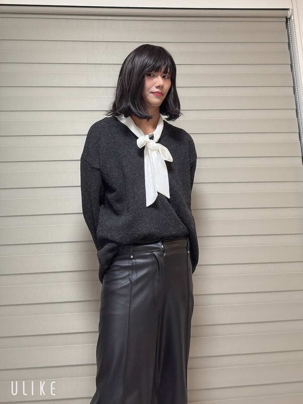 ブラック系のパンツ、ホワイト系のシャツ/ブラウス、ベージュ系のショルダーバッグを着用したレディースの春コーディネートの2枚目の写真