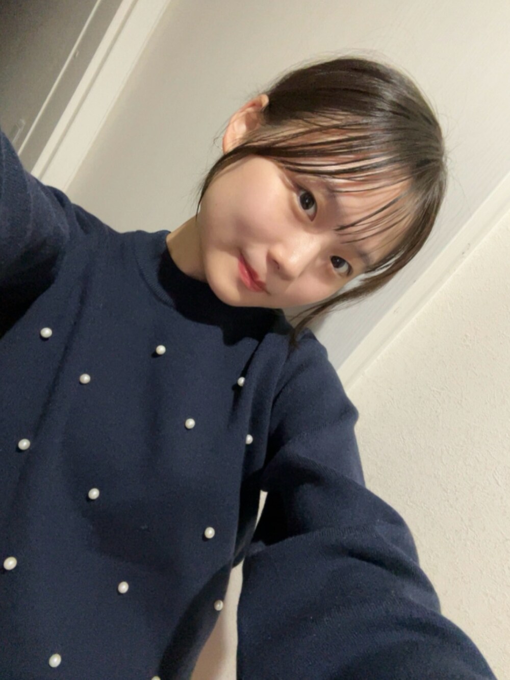 ブラック系のトップスを着用したレディースの冬コーディネートの2枚目の写真