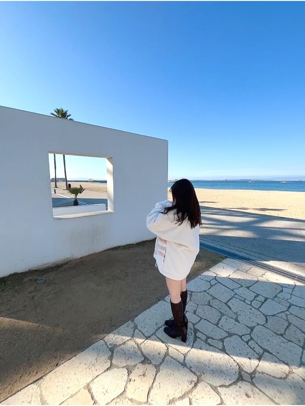 ホワイト系のその他アウターを着用したレディースの冬コーディネートの2枚目の写真