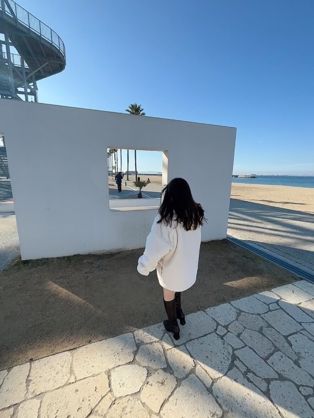 ホワイト系のその他アウターを着用したレディースの冬コーディネートの4枚目の写真