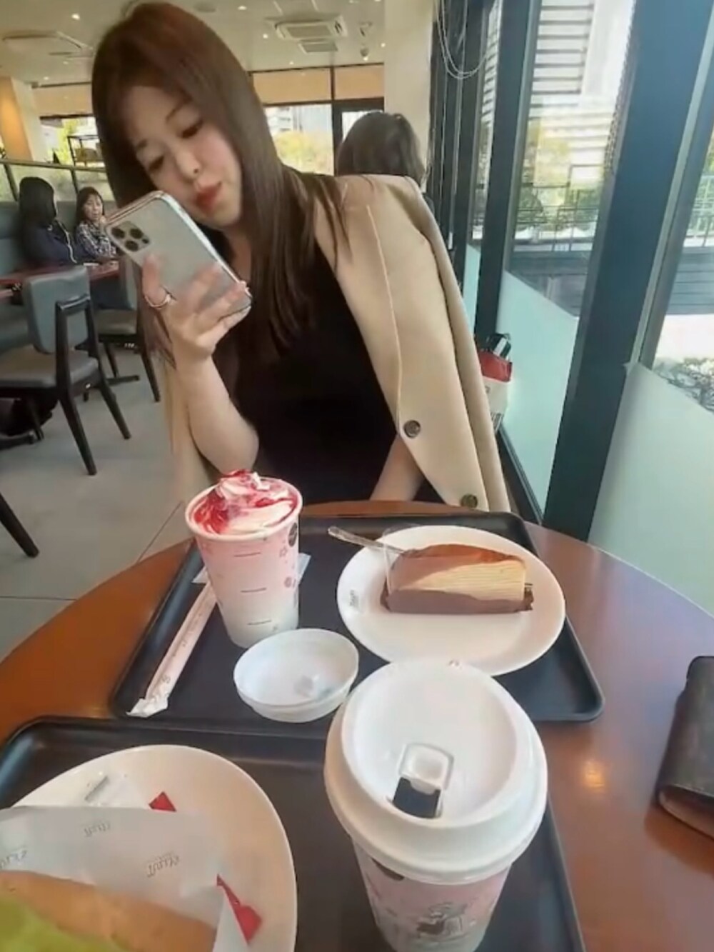 ベージュ系のテーラードジャケットを着用したレディースの冬コーディネートの2枚目の写真