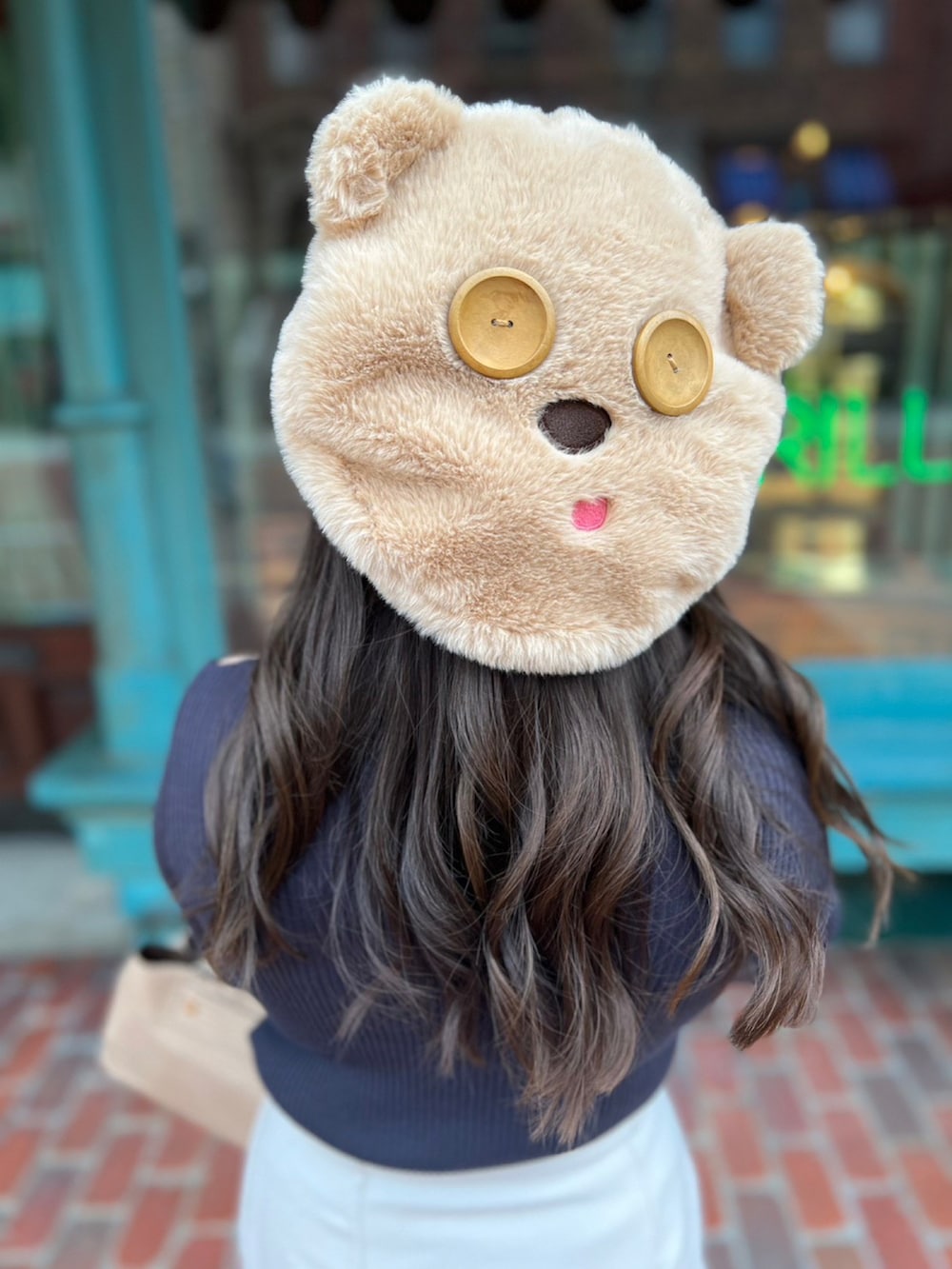 パープル系のニット/セーター、ホワイト系のスカートを着用したレディースの冬コーディネートの3枚目の写真