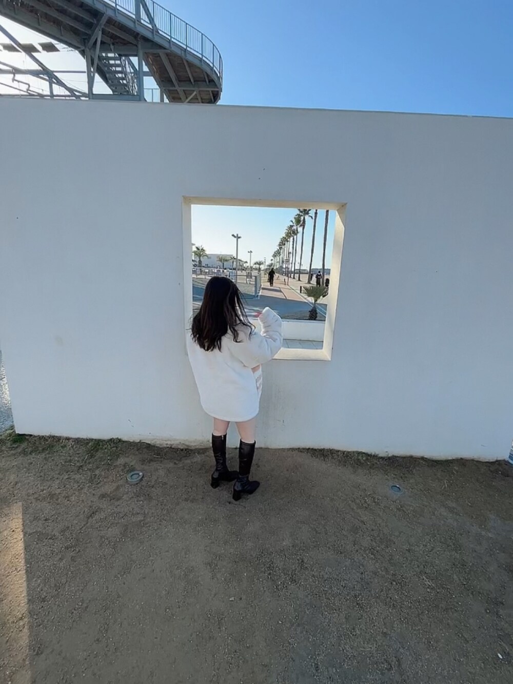 ホワイト系のその他アウターを着用したレディースの冬コーディネートの3枚目の写真