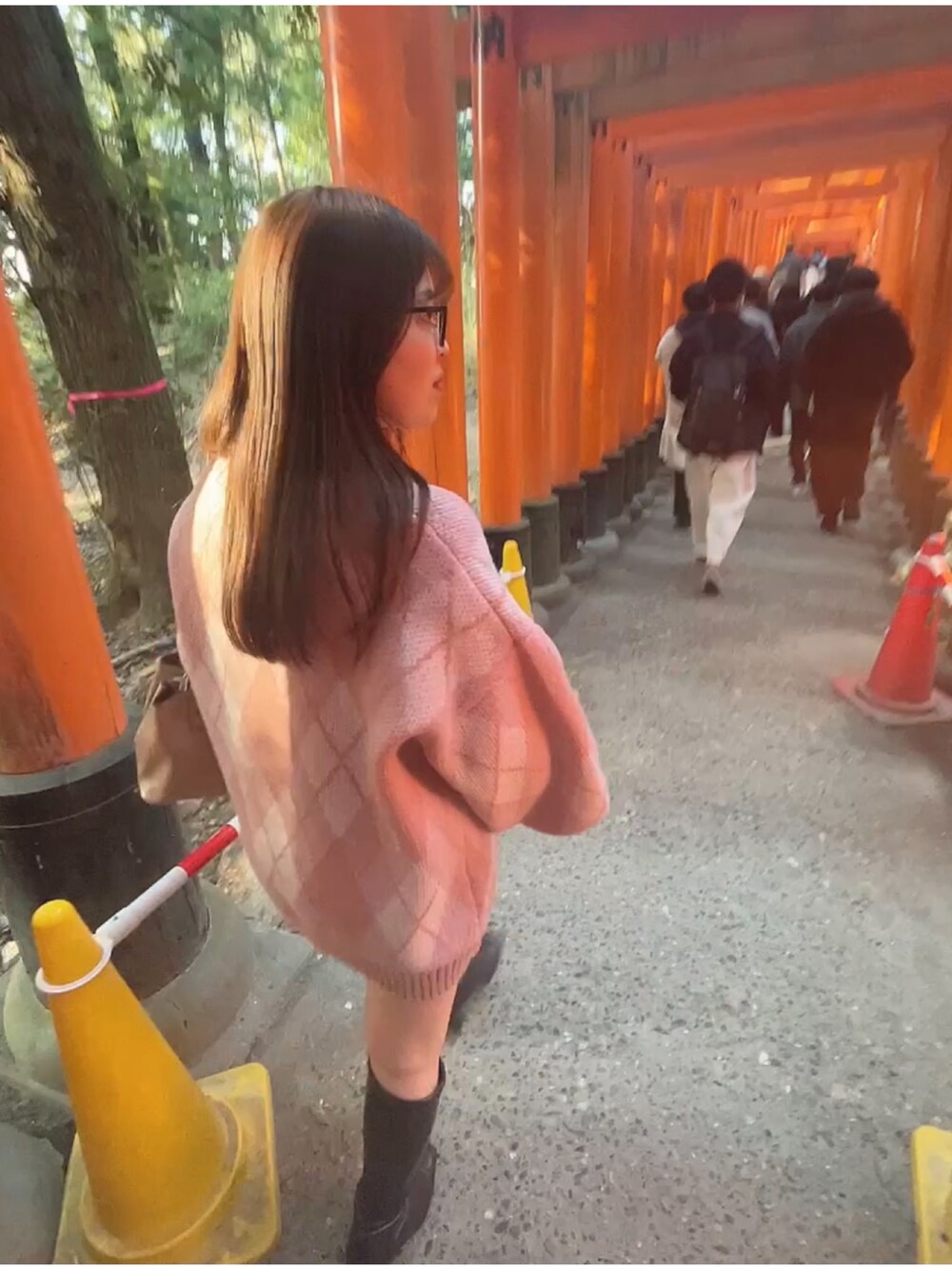 ブラウン系のブーツを着用したレディースの冬コーディネートの2枚目の写真