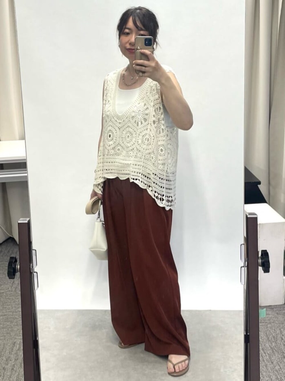 「ワイドパンツ、休日スタイル、シアートップス、お出かけコーデ、きれいめカジュアル、オトナカジュアル、おでかけコーデ、大人かわいい、パンツスタイル、大人ファッション、オトナ女子、夏、シンプルカジュアル、タックパンツ、ベスト」｜「un dix corsのクロシェ編みベスト（ベスト、ホワイト系）」を使った、Yukaさん（骨格ストレート・レディース・162cm）の春コーディネートの4枚目の写真