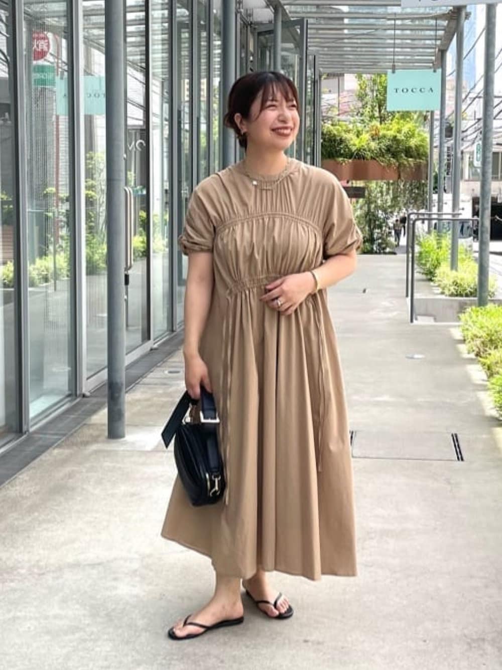 「夏コーデ、お出かけコーデ、デートコーデ、休日スタイル、オトナ女子、カジュアルスタイル、休日、ラクチンコーデ、オトナカワイイ、初秋コーデ、ワンピースコーデ、夏服」｜「un dix corsの《着るだけで様になる》シャーリングワンピース（ワンピース、ベージュ系）」を使った、Yukaさん（骨格ストレート・レディース・162cm）の夏コーディネートの4枚目の写真
