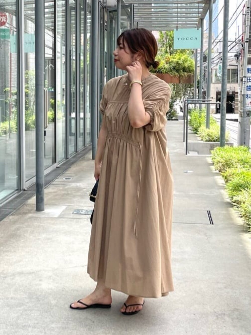 「夏コーデ、お出かけコーデ、デートコーデ、休日スタイル、オトナ女子、カジュアルスタイル、休日、ラクチンコーデ、オトナカワイイ、初秋コーデ、ワンピースコーデ、夏服」｜「un dix corsの《着るだけで様になる》シャーリングワンピース（ワンピース、ベージュ系）」を使った、Yukaさん（骨格ストレート・レディース・162cm）の夏コーディネートの2枚目の写真