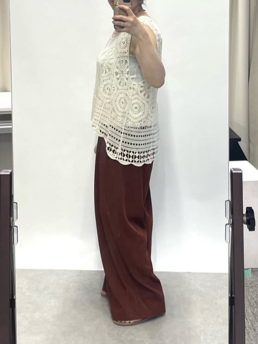 「ワイドパンツ、休日スタイル、シアートップス、お出かけコーデ、きれいめカジュアル、オトナカジュアル、おでかけコーデ、大人かわいい、パンツスタイル、大人ファッション、オトナ女子、夏、シンプルカジュアル、タックパンツ、ベスト」｜「un dix corsのクロシェ編みベスト（ベスト、ホワイト系）」を使った、Yukaさん（骨格ストレート・レディース・162cm）の春コーディネートの3枚目の写真