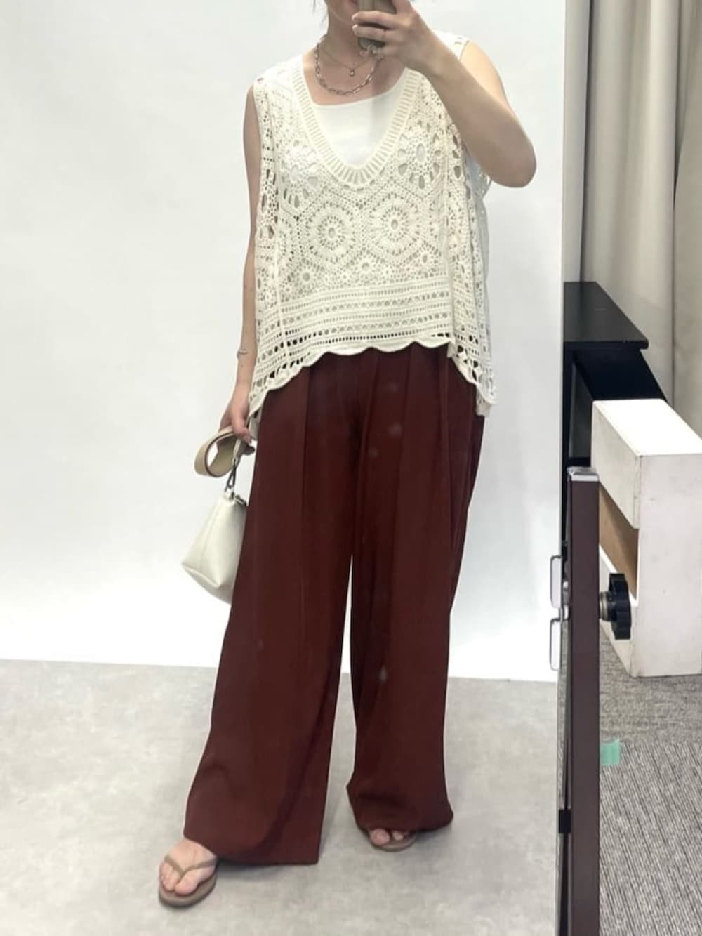 「ワイドパンツ、休日スタイル、シアートップス、お出かけコーデ、きれいめカジュアル、オトナカジュアル、おでかけコーデ、大人かわいい、パンツスタイル、大人ファッション、オトナ女子、夏、シンプルカジュアル、タックパンツ、ベスト」｜「un dix corsのクロシェ編みベスト（ベスト、ホワイト系）」を使った、Yukaさん（骨格ストレート・レディース・162cm）の春コーディネートの6枚目の写真