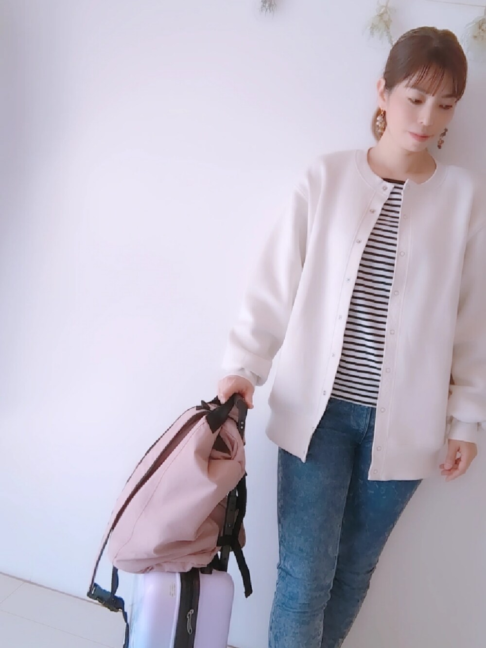 ホワイト系のジャケット/アウター、ピンク系のバッグを着用したレディースの春コーディネートの5枚目の写真