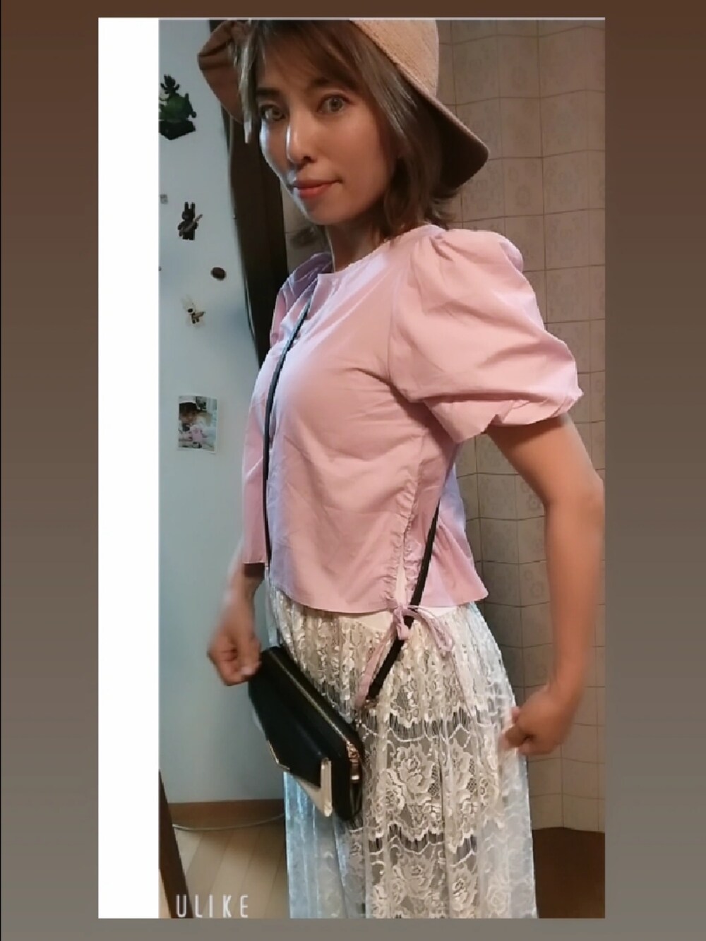 ピンク系のトップスを着用したレディースの春コーディネートの4枚目の写真